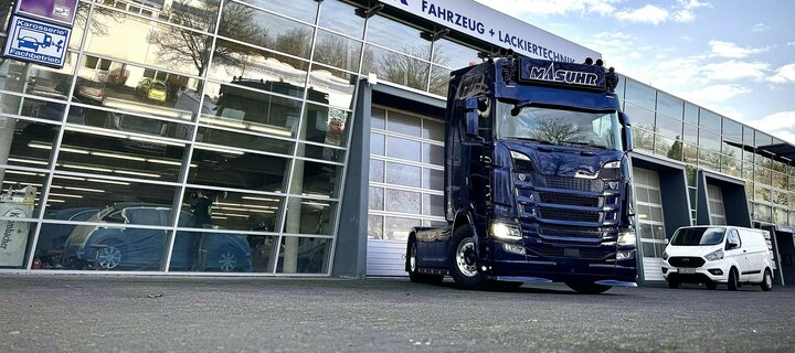 Nutzfahrzeug Lackierung Blauer LKW